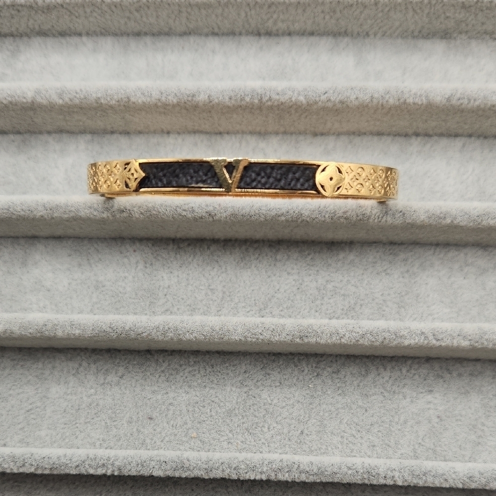 18k Gold Plated Stainless Steel  Bangle Bracelet Luxury Inital V Design.